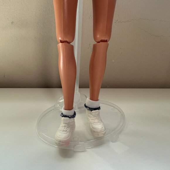 University Barbie Georgetown University Cheerleader Doll 1996 Mattel 17749 - Picture 2 of 13